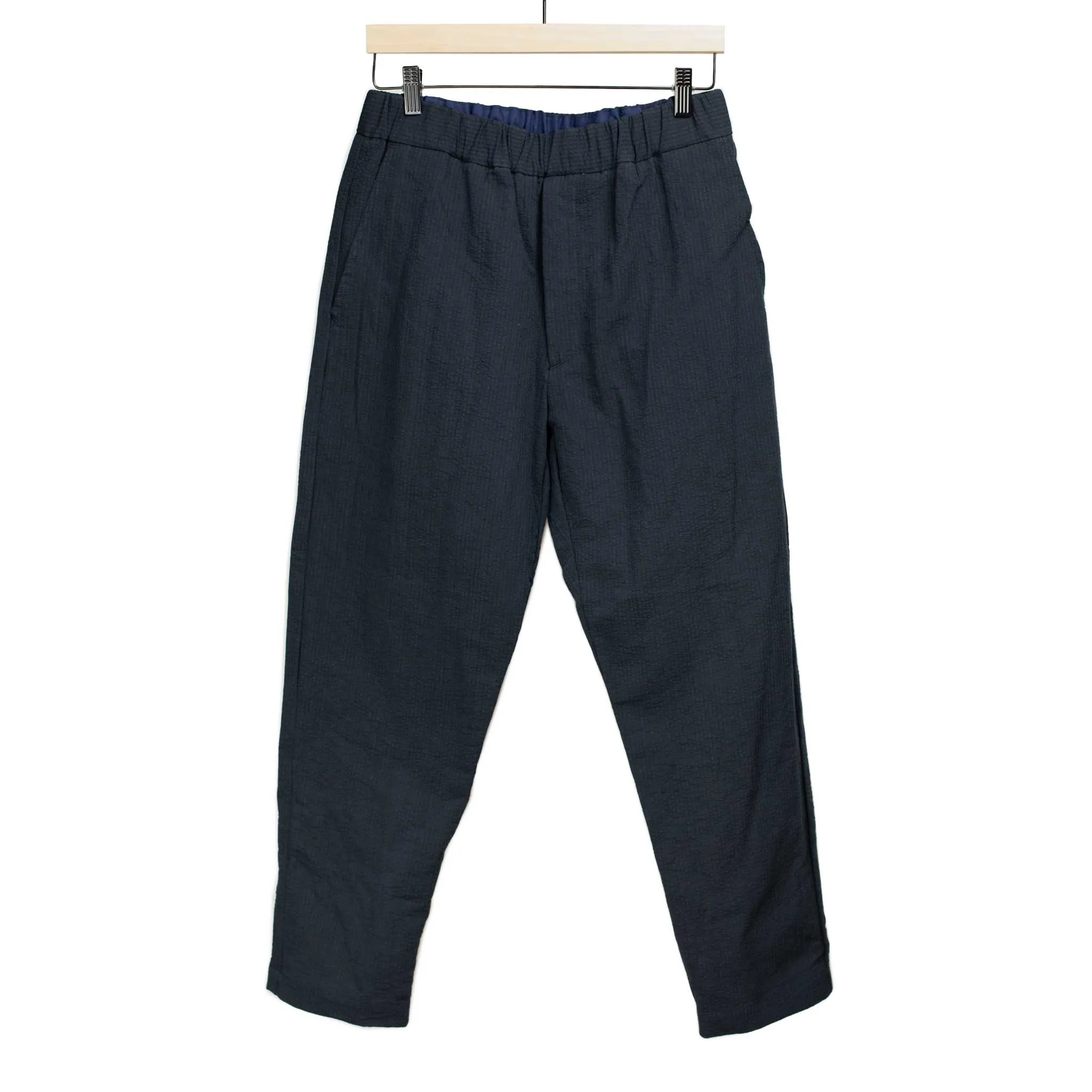 Easy pants in dark navy striped cotton linen seersucker